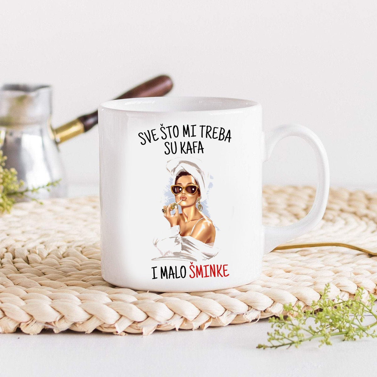 Sve što mi treba su kafa i malo šminke - šolja