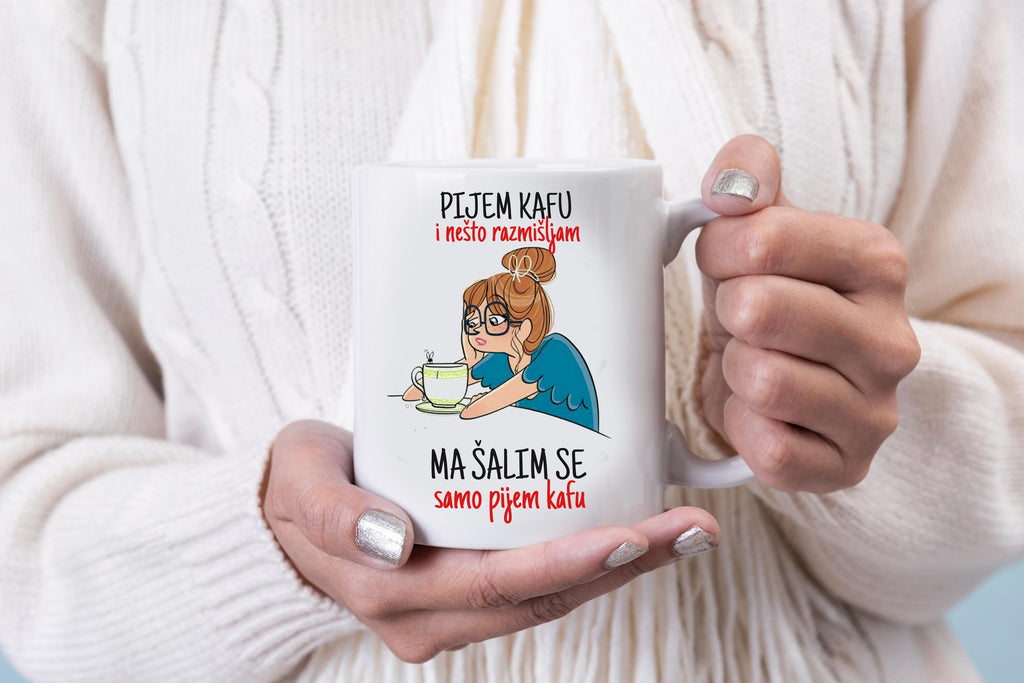 Pijem kafu i nešto razmišljam, ma šalim se, samo pijem kafu - šolja